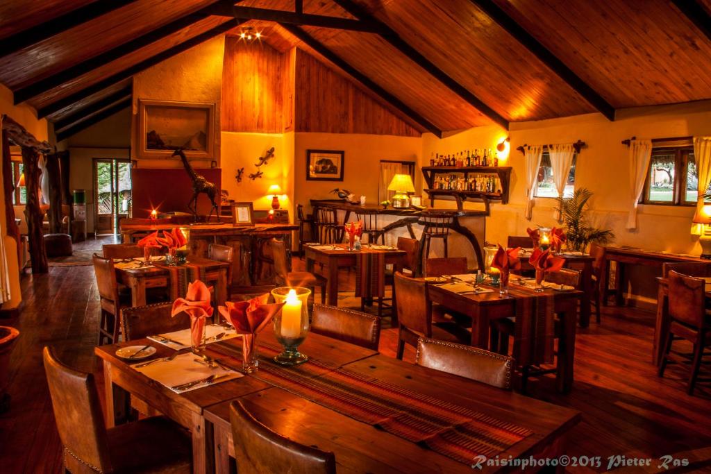 Restaurace v ubytování Elewana Lewa Safari Camp