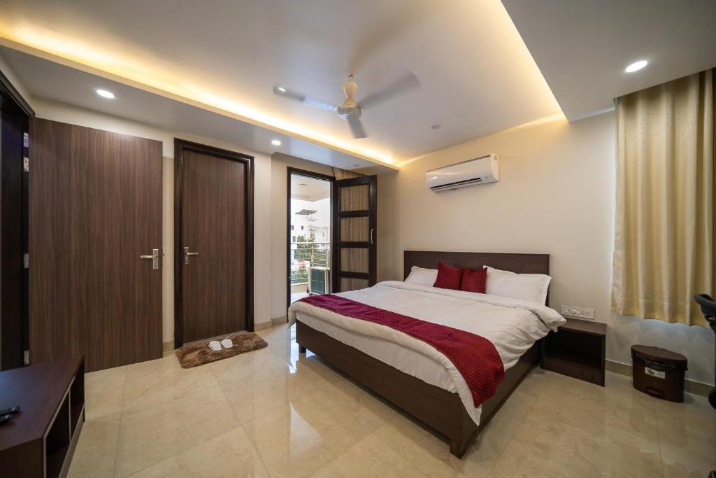 sypialnia z dużym łóżkiem i biurkiem w obiekcie Sheerha Royal Residency w mieście Dżajpur