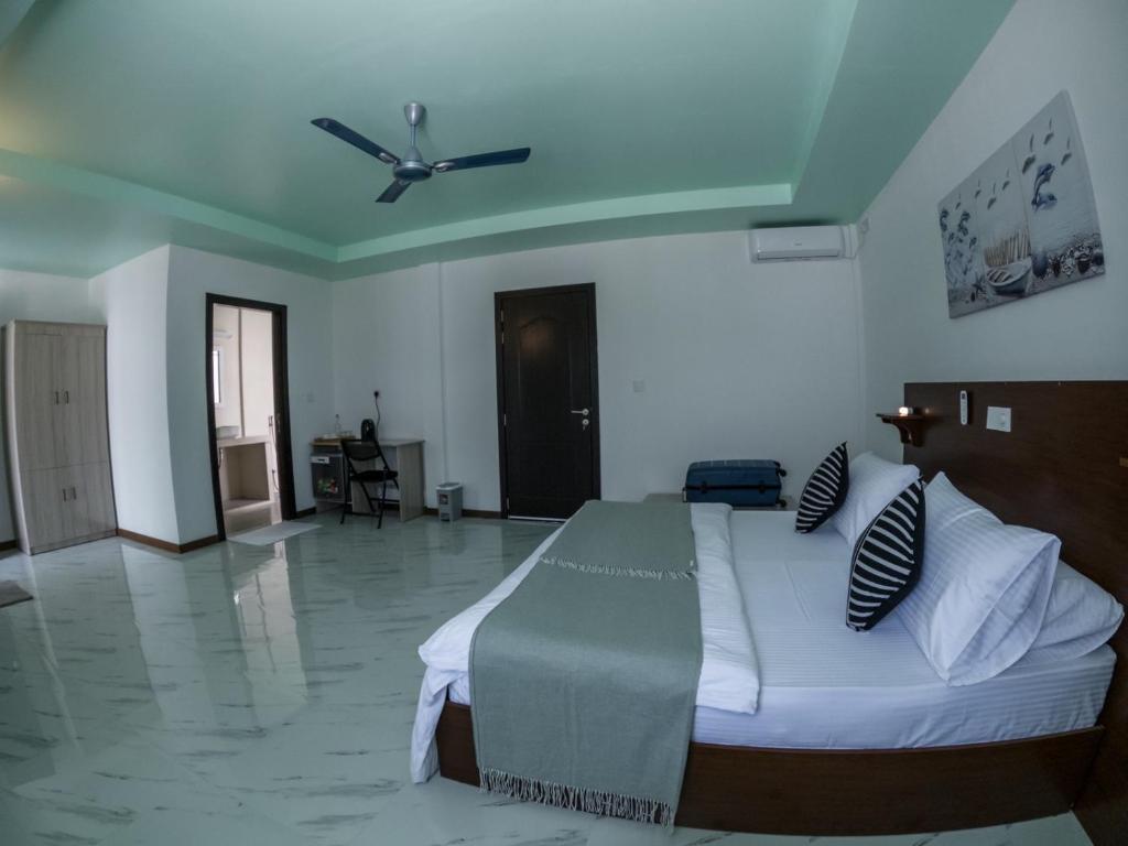 Postel nebo postele na pokoji v ubytování Clouds Beach Retreat Laamu Gan