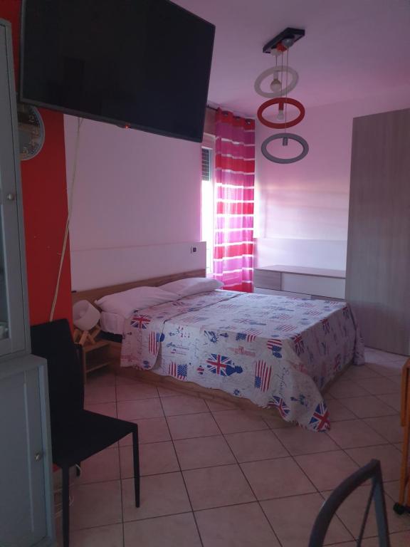 um quarto com uma cama e uma televisão na parede em Romeo1 em Gallarate