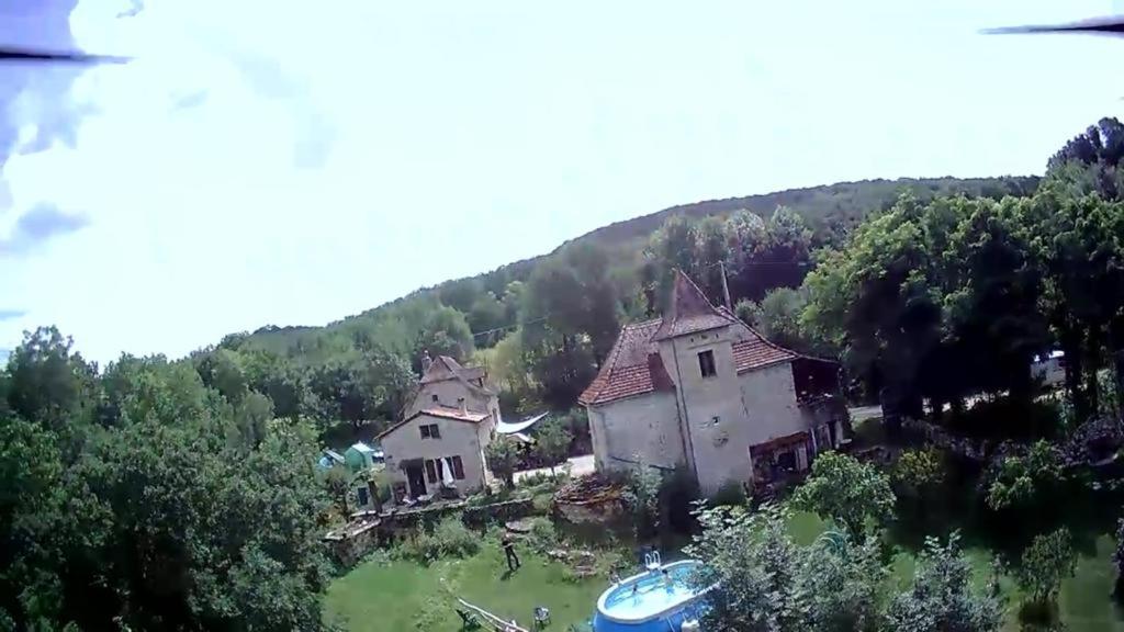 uma vista aérea de uma casa numa colina em Domaine Mas de Galy em Saujac