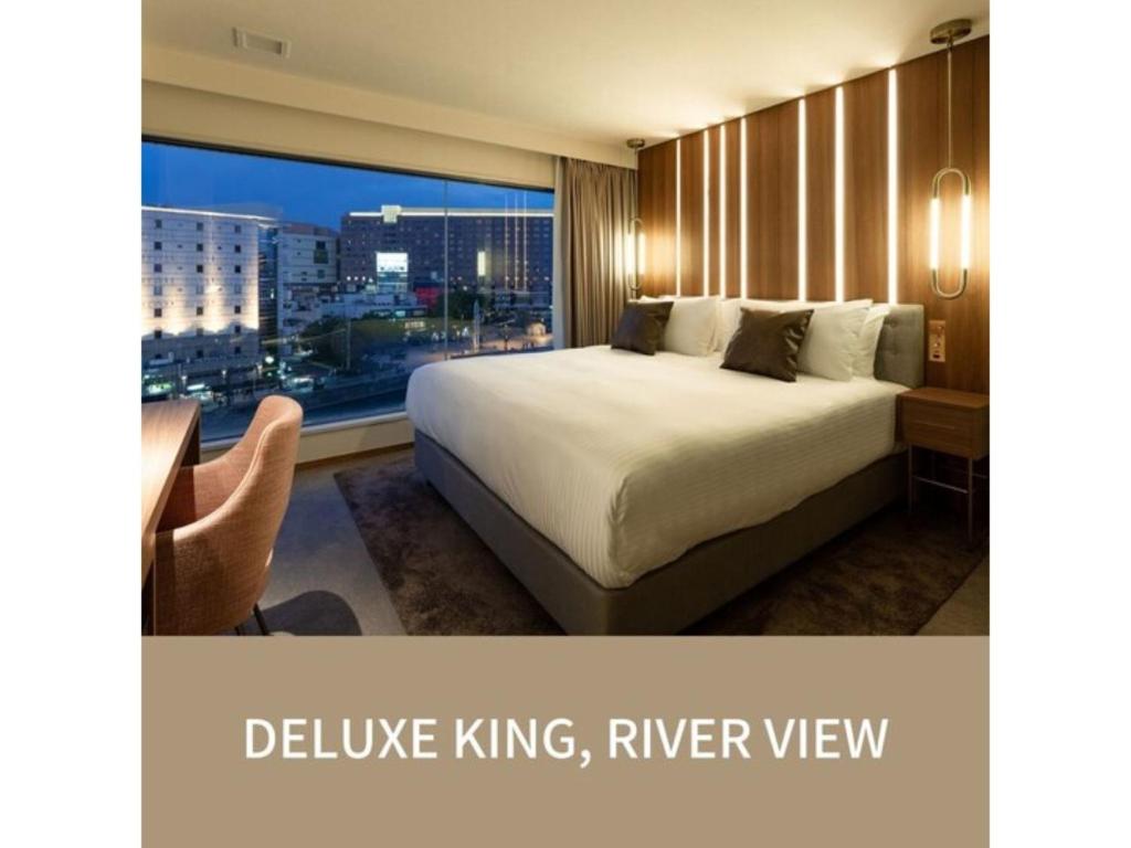 pokój hotelowy z łóżkiem i dużym oknem w obiekcie The OneFive Villa Fukuoka - Vacation STAY 33467v w mieście Fukuoka