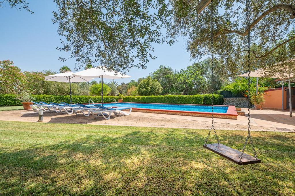 Bazén v ubytování Finca Margarita by Mallorca House Rent nebo v jeho okolí