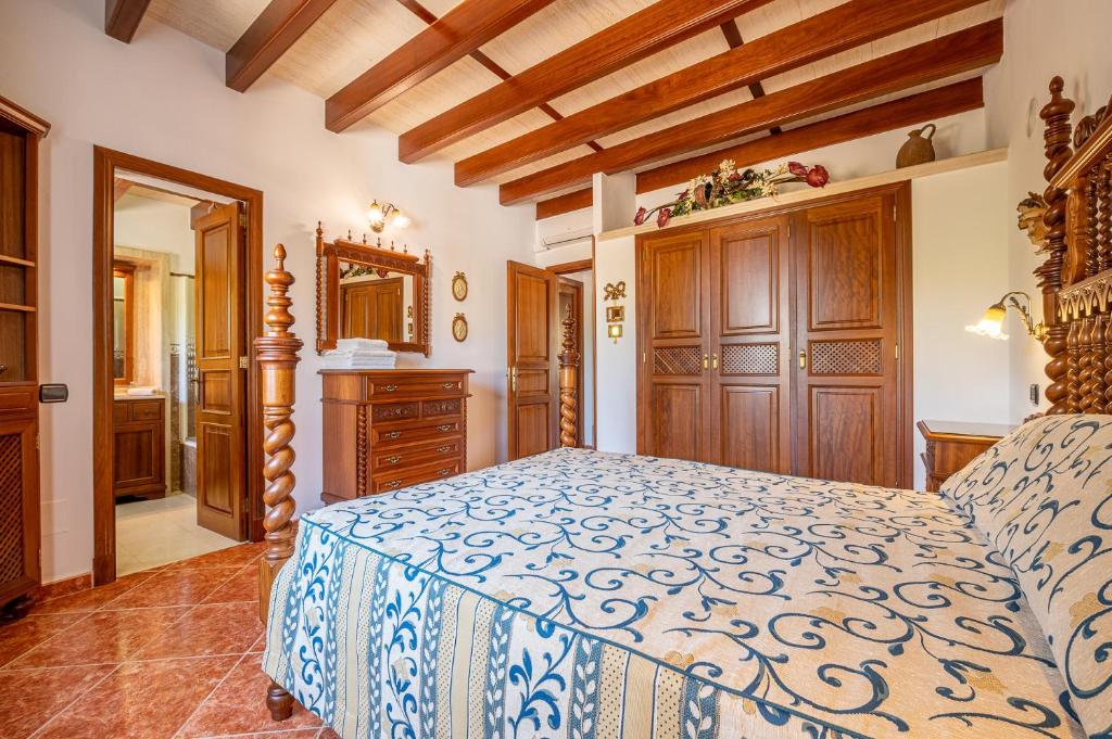 Postel nebo postele na pokoji v ubytování Finca Margarita by Mallorca House Rent