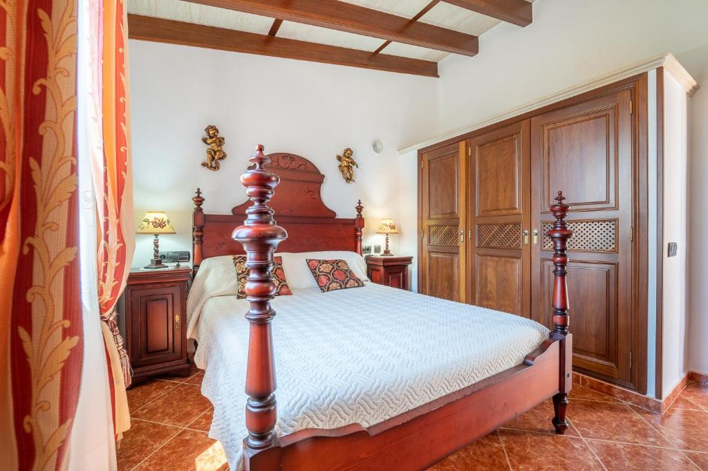 Postel nebo postele na pokoji v ubytování Finca Margarita by Mallorca House Rent