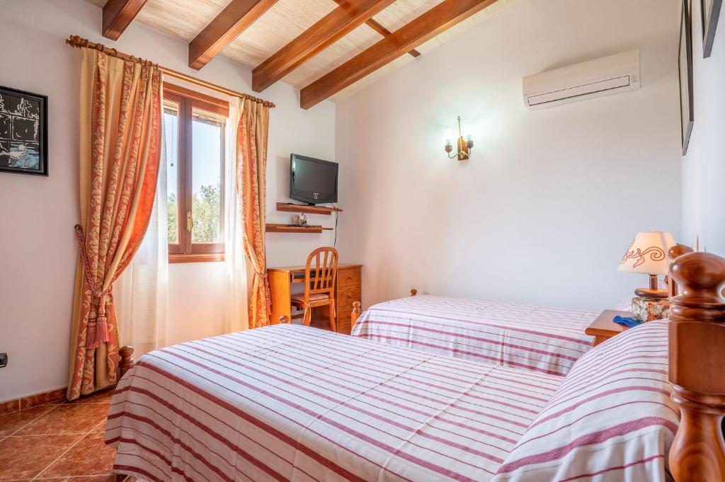 Postel nebo postele na pokoji v ubytování Finca Margarita by Mallorca House Rent