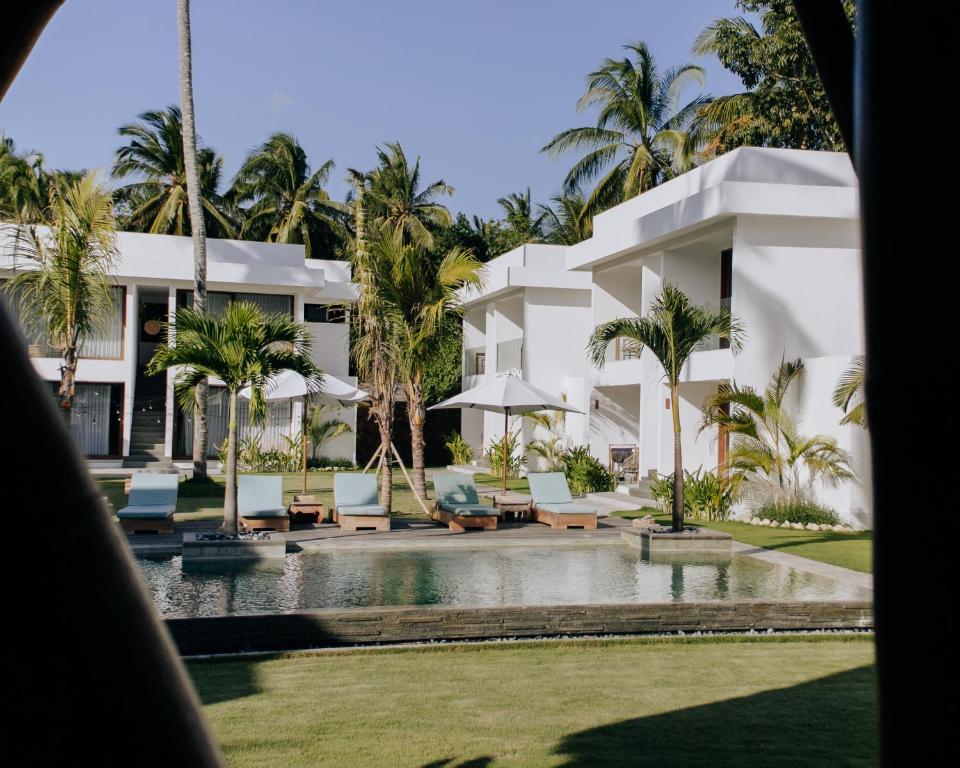 uma vista para o resort a partir da piscina em Sikara Lombok Hotel em Kuta Lombok