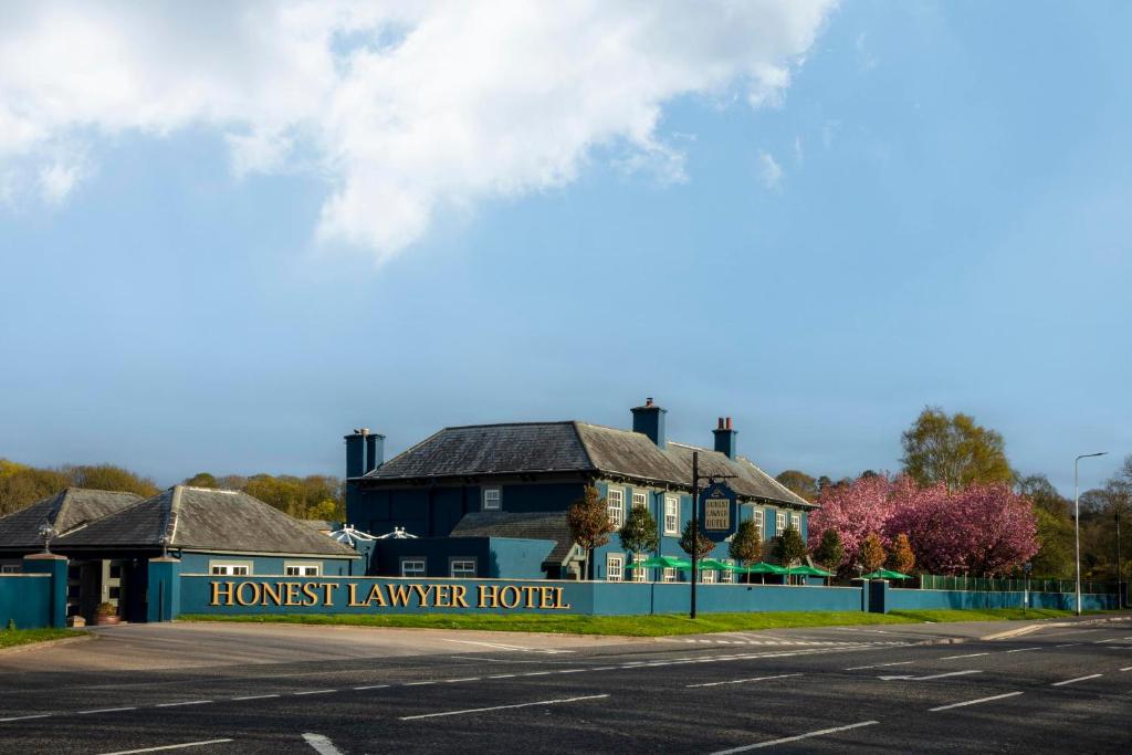 Un edificio con un cartello che legge "Front istg awards Hotel" di Honest Lawyer Hotel a Durham