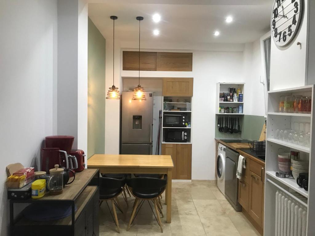 uma cozinha com uma mesa de madeira e uma bancada em Très bel appartement T3 proche place Castellane avec vue et 2 chambres em Marselha