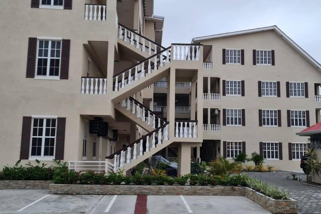Luxury 3-Bedroom Condo in Gated Community - Housity