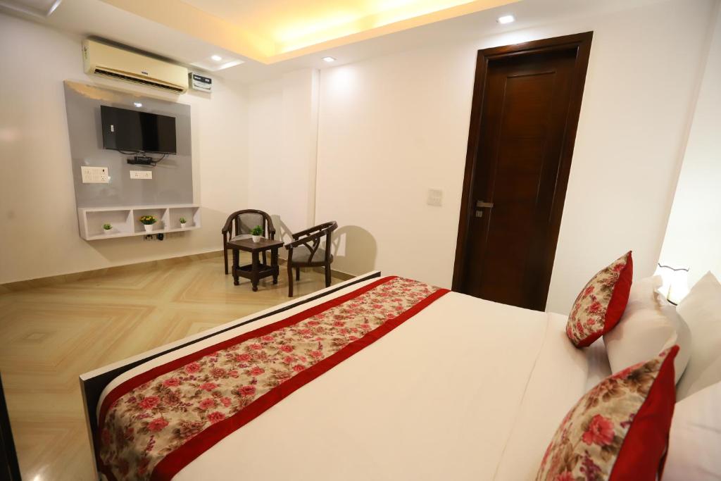 Postel nebo postele na pokoji v ubytování Hotel Nature View Green Park Metro Couple Friendly New Delhi