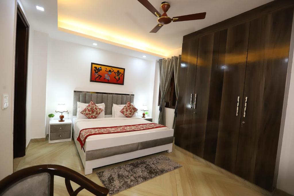 Postel nebo postele na pokoji v ubytování Hotel Nature View Green Park Metro Couple Friendly New Delhi