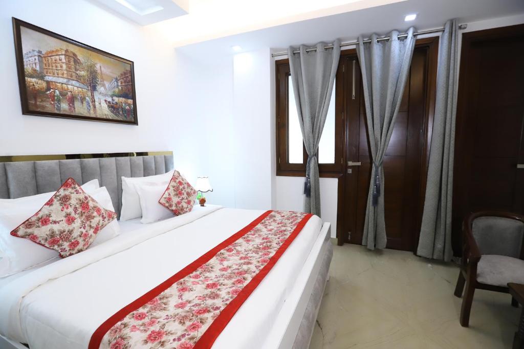 Postel nebo postele na pokoji v ubytování Hotel Nature View Green Park Metro Couple Friendly New Delhi