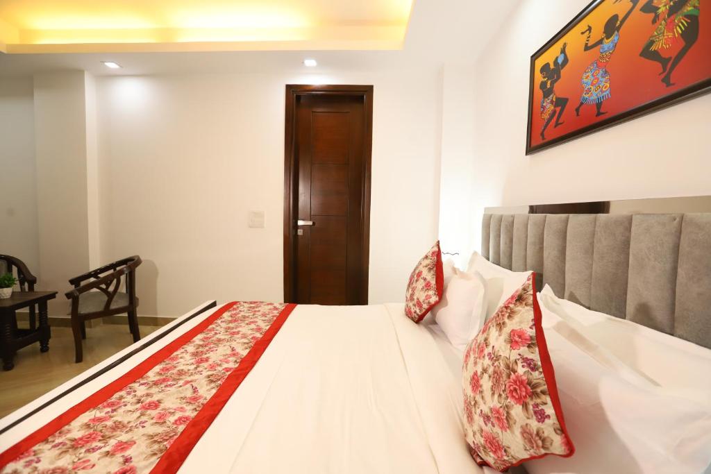 Postel nebo postele na pokoji v ubytování Hotel Nature View Green Park Metro Couple Friendly New Delhi