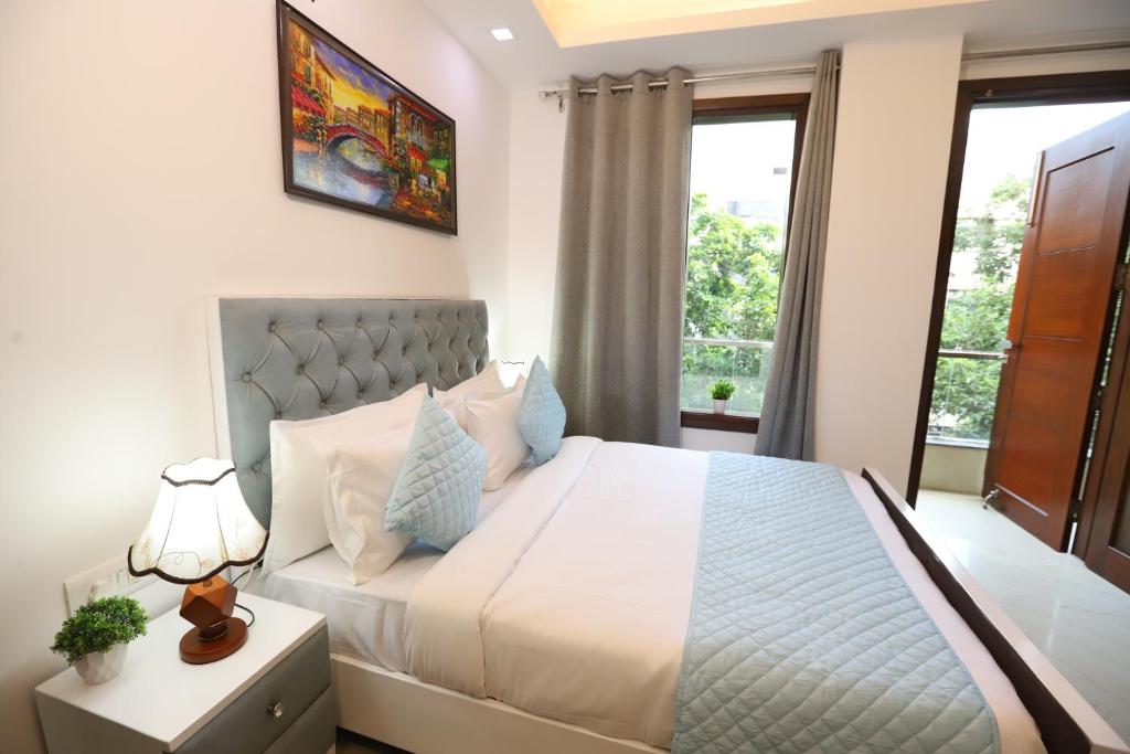 Postel nebo postele na pokoji v ubytování Hotel Nature View Green Park Metro Couple Friendly New Delhi