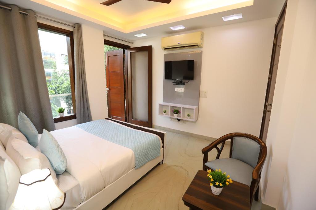 Postel nebo postele na pokoji v ubytování Hotel Nature View Green Park Metro Couple Friendly New Delhi