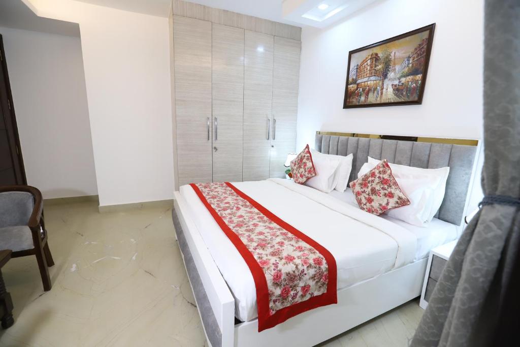 Postel nebo postele na pokoji v ubytování Hotel Nature View Green Park Metro Couple Friendly New Delhi