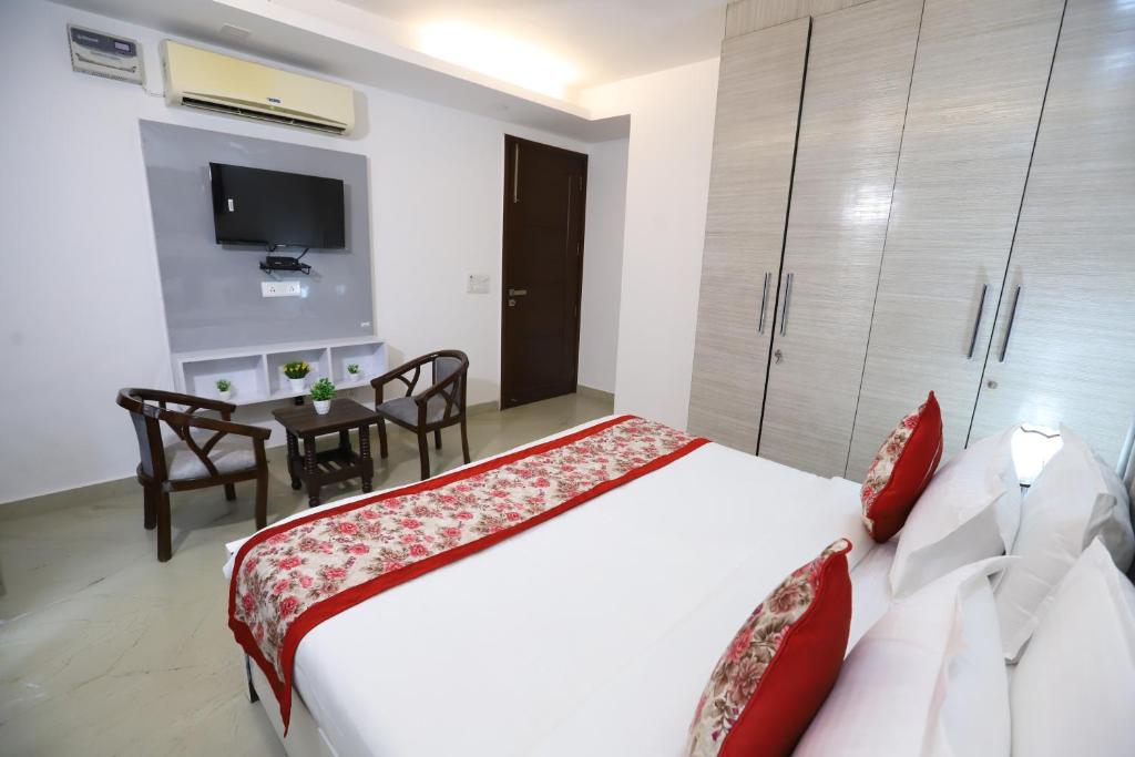 Postel nebo postele na pokoji v ubytování Hotel Nature View Green Park Metro Couple Friendly New Delhi