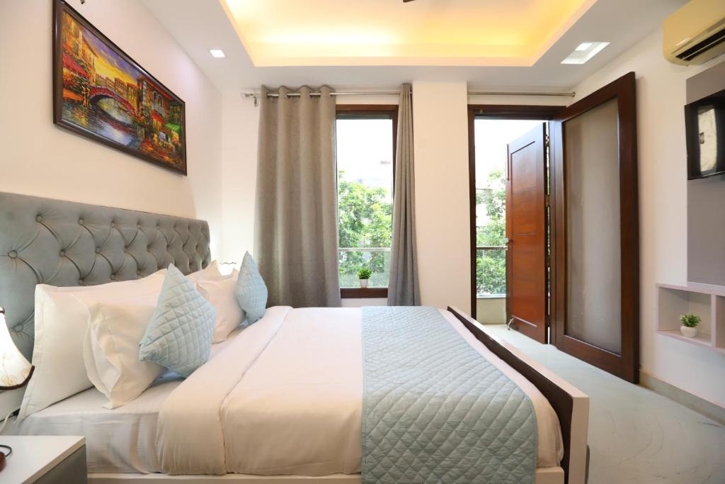 Postel nebo postele na pokoji v ubytování Hotel Nature View Green Park Metro Couple Friendly New Delhi