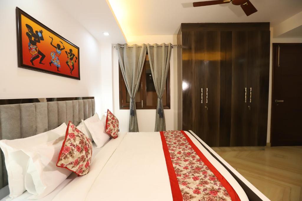 Postel nebo postele na pokoji v ubytování Hotel Nature View Green Park Metro Couple Friendly New Delhi