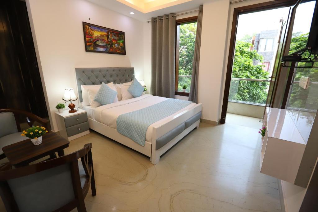 Postel nebo postele na pokoji v ubytování Hotel Nature View Green Park Metro Couple Friendly New Delhi