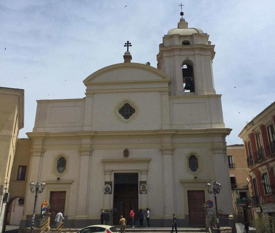 una gran iglesia blanca con campanario en B&b La casett en Crotone