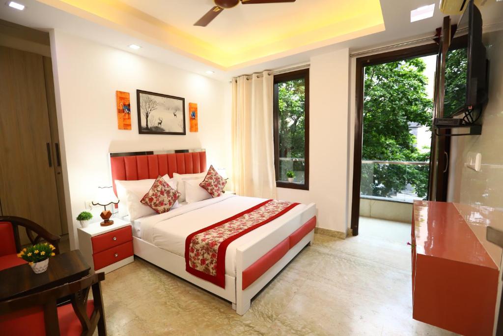 Postel nebo postele na pokoji v ubytování Hotel Nature View Green Park Metro Couple Friendly New Delhi