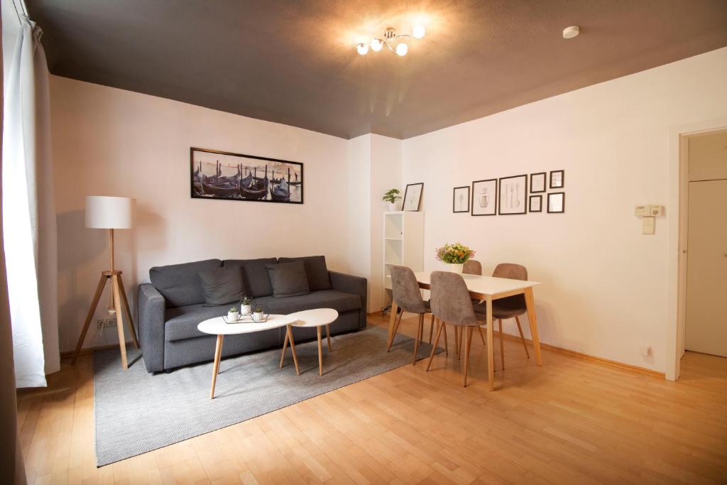 sala de estar con sofá y mesa en [Königstraße]- Helle Wohnung im Herzen Stuttgarts, en Stuttgart