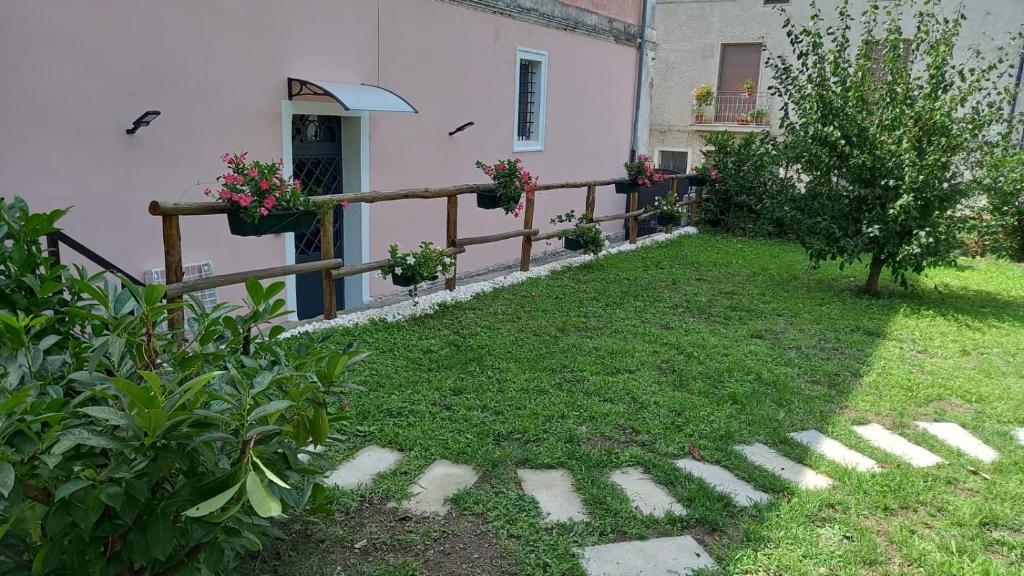 a yard with a fence and a house at L' antico nespolo in Nemoli
