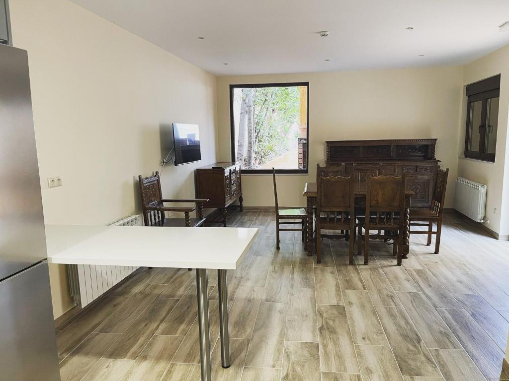 - un salon avec une table et une salle à manger dans l'établissement Casa Gala, à Santa María del Páramo
