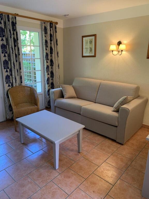un salon avec un canapé et une table basse dans l'établissement cottage « maison du golf » à Moliets, à Moliets-et-Maa