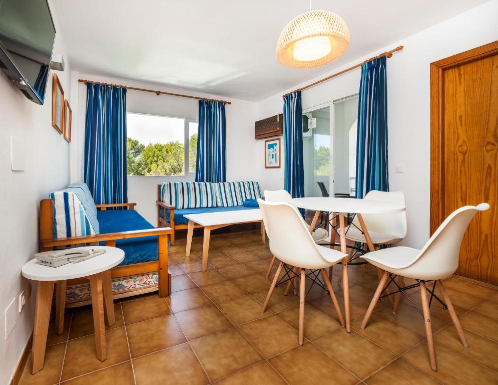 TV a/nebo společenská místnost v ubytování Globales Apartamentos Cala Viñas ONLY ADULTS 16