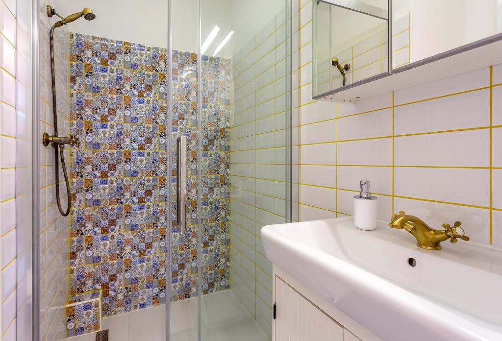 A bathroom at Goldcentral Apartments Akacfa Studios