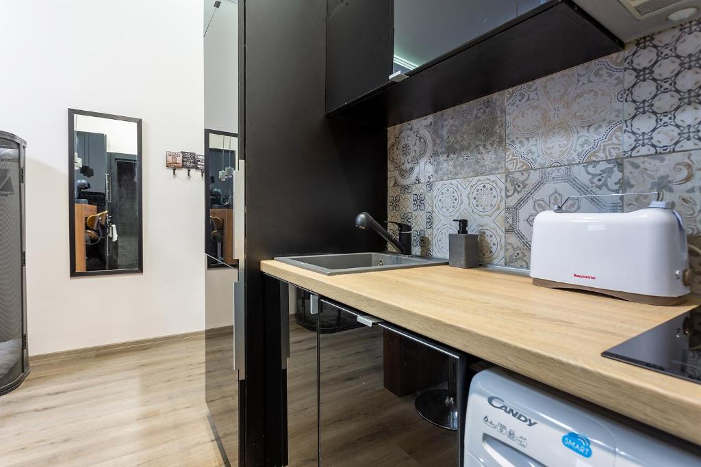 A kitchen or kitchenette at Goldcentral Apartments Akacfa Studios