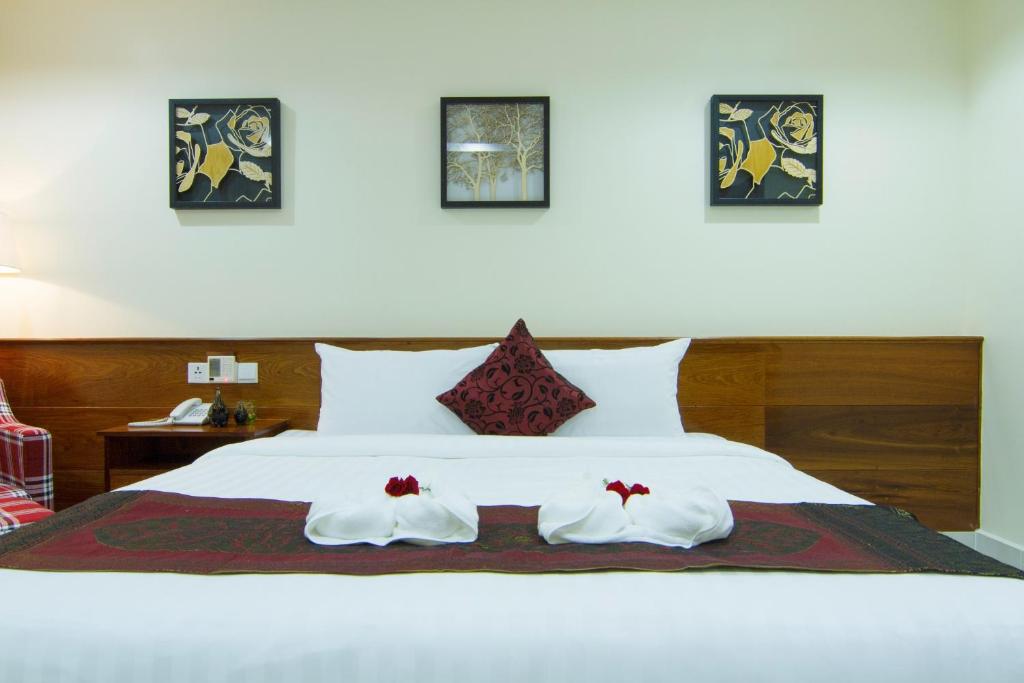 Postel nebo postele na pokoji v ubytování Rose Emerald Hotel