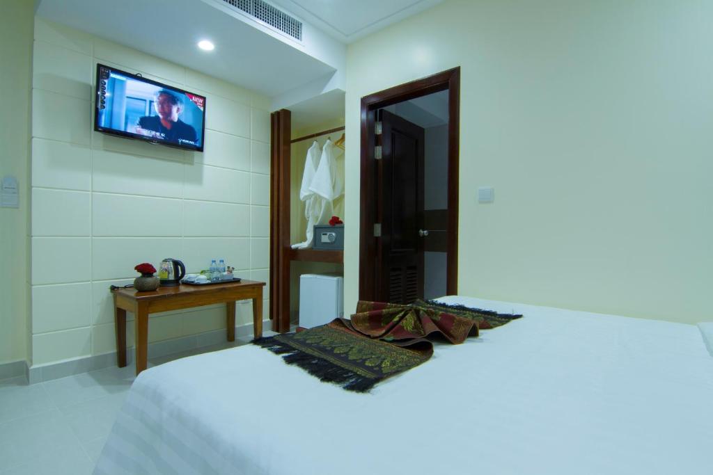 TV a/nebo společenská místnost v ubytování Rose Emerald Hotel