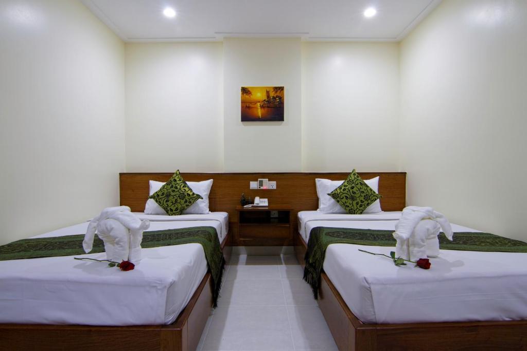 Postel nebo postele na pokoji v ubytování Rose Emerald Hotel
