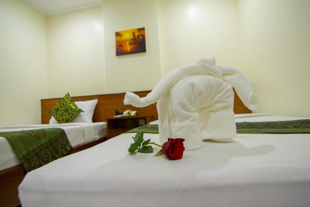 Postel nebo postele na pokoji v ubytování Rose Emerald Hotel