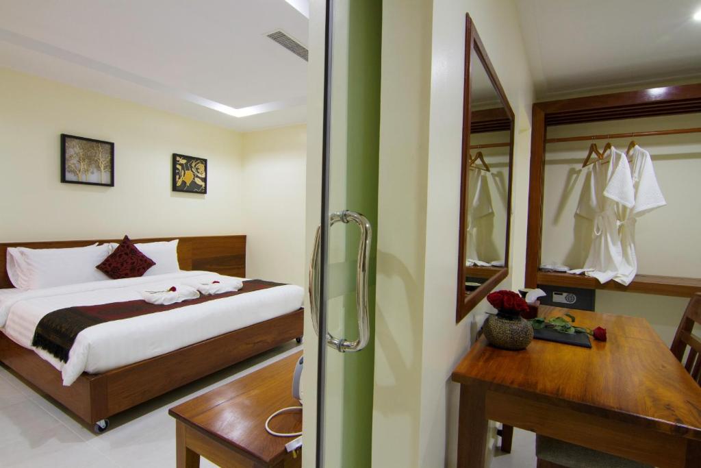 Postel nebo postele na pokoji v ubytování Rose Emerald Hotel
