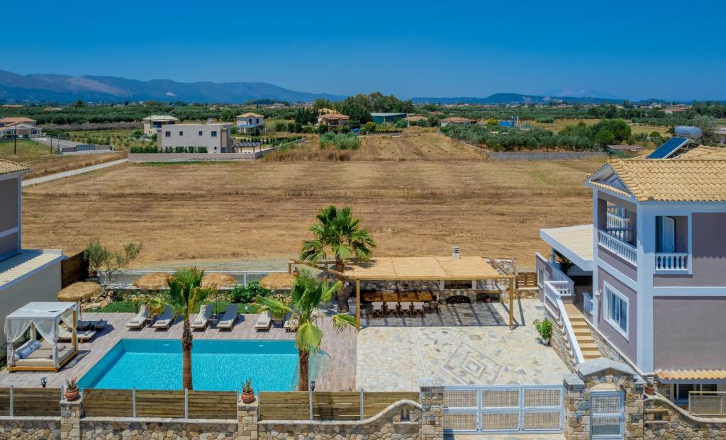Bazén v ubytování Akasha Villa, an Alluring Retreat,By ThinkVilla nebo v jeho okolí