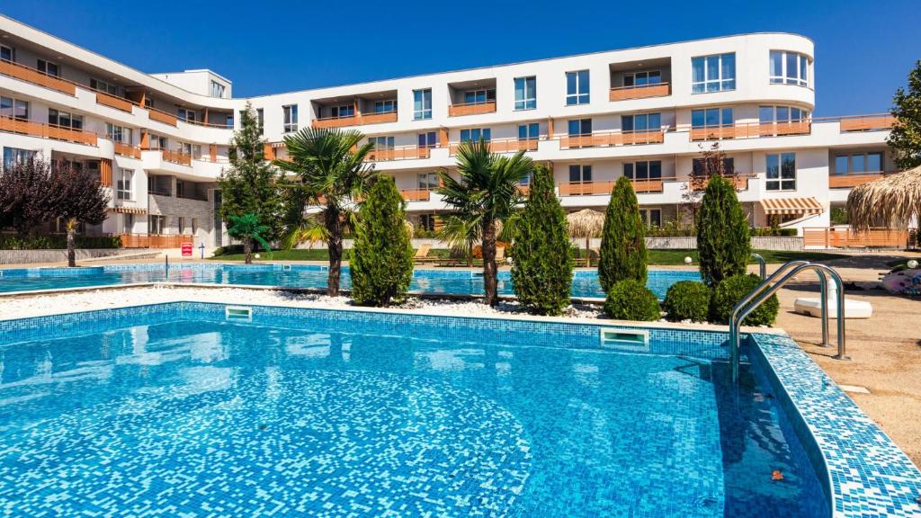 The swimming pool at or close to Las Brisas Garden Apartment