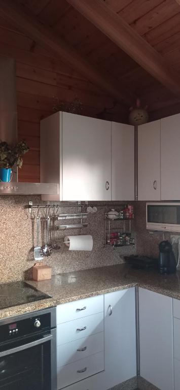 Acogedora cabaña con piscina - Three-Bedroom House