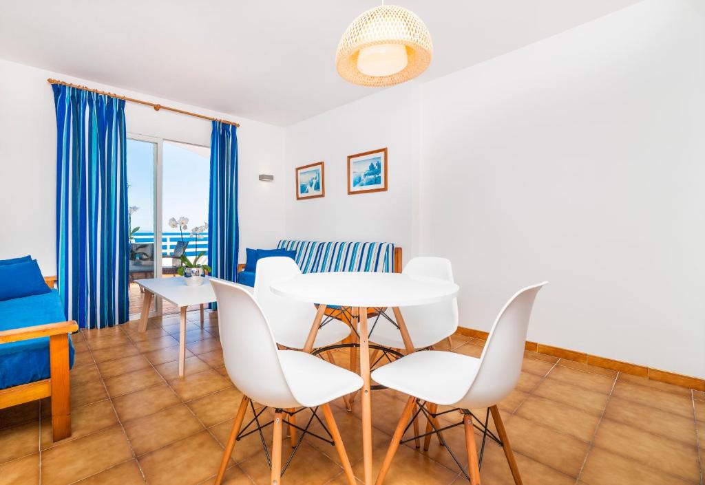 Posezení v ubytování Globales Apartamentos Cala Viñas ONLY ADULTS 16