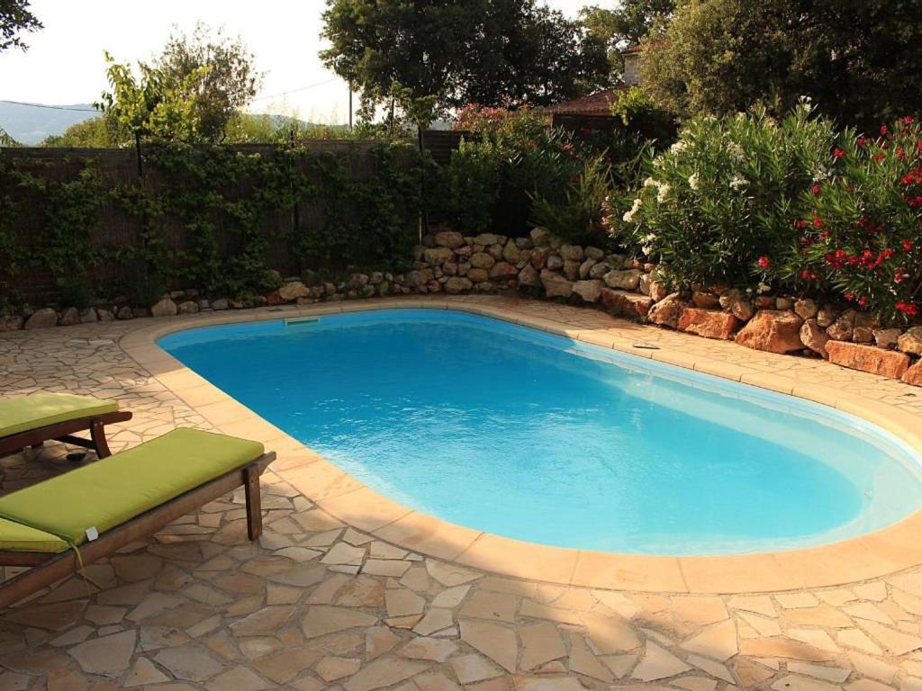 una piscina en un patio con un banco en Stunning Cottage with Pool in Provence France, en Lorgues