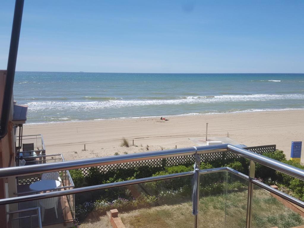 Blick auf den Strand vom Balkon einer Eigentumswohnung in der Unterkunft Increíble ubicación, primera línea Gavá mar in Gavà