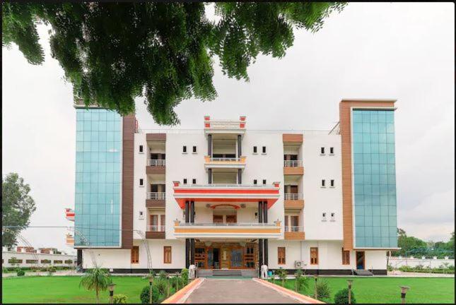 Bāra BankiにあるSurja Resortの大きな白い建物