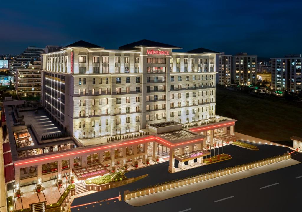 Mövenpick Hotel Istanbul Asia Airport في إسطنبول: تقديم فندق الميغ بالليل