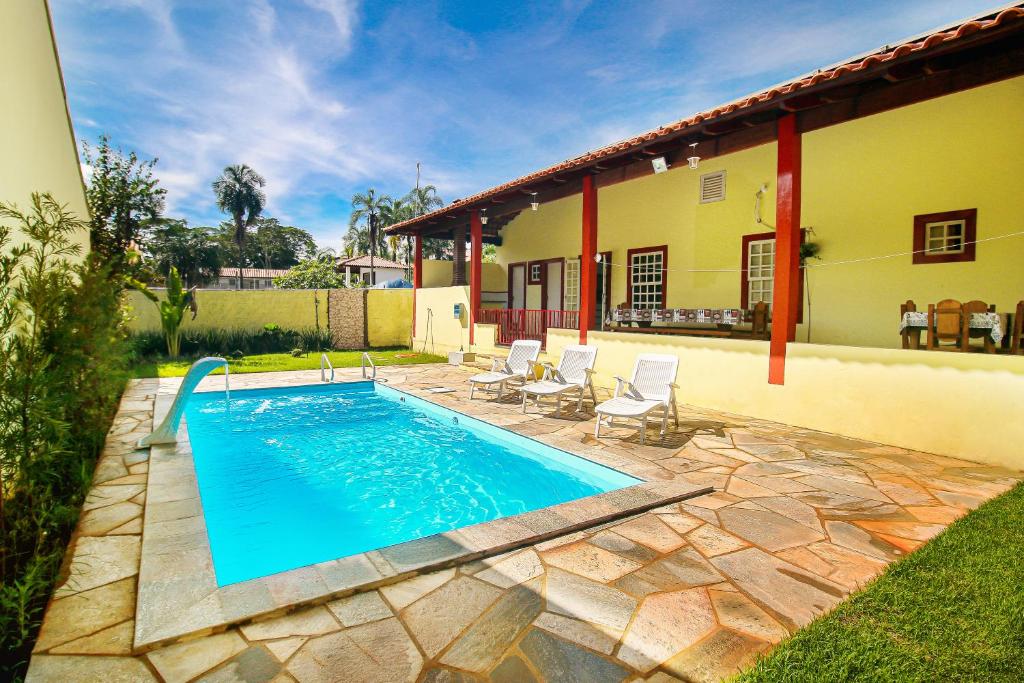 uma piscina em frente a uma casa em Casa Del Rey - cond. fechado Centro em Pirenópolis