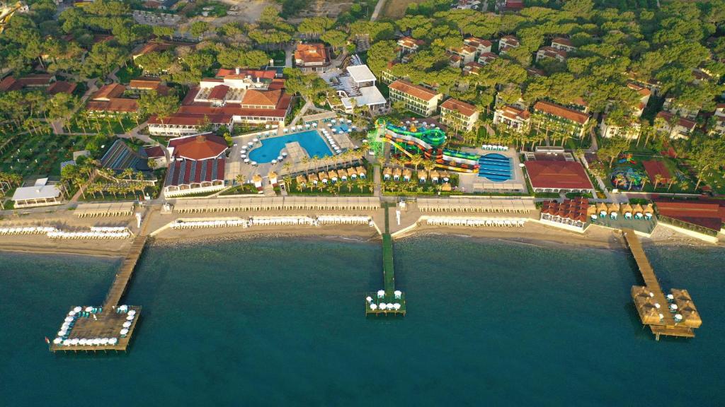 Een luchtfoto van Crystal Flora Beach Resort - Ultimate All Inclusive