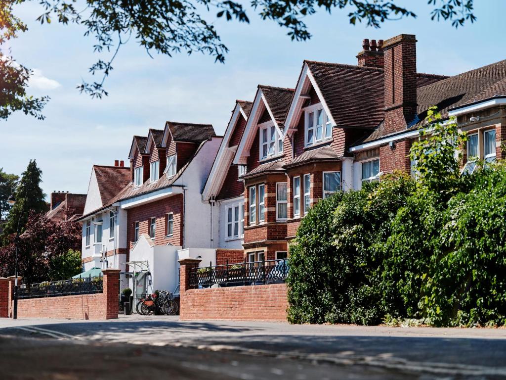 una fila de casas en un barrio residencial en Linton Lodge a BW Signature Collection Hotel, en Oxford